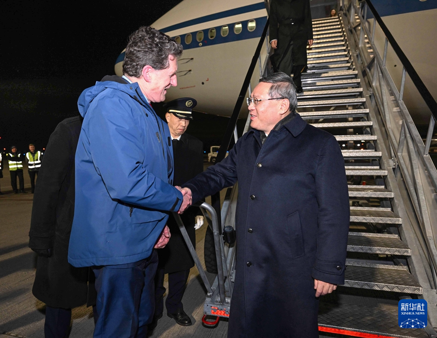 當?shù)貢r間1月16日晚，應(yīng)愛爾蘭總理瓦拉德卡邀請，國務(wù)院總理李強乘包機抵達都柏林國際機場，開始對愛爾蘭進行正式訪問。愛爾蘭環(huán)境、氣候與通訊部長兼交通部長瑞安等到機場迎接。新華社記者 饒愛民 攝