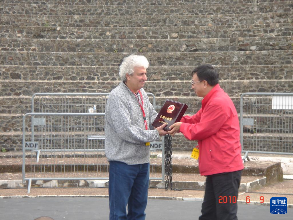 這是2010年帕特里克·索米耶（圖左）獲頒北京市人民政府授予的“長城友誼獎”時的資料照片。新華社發(fā)（受訪對象供圖）