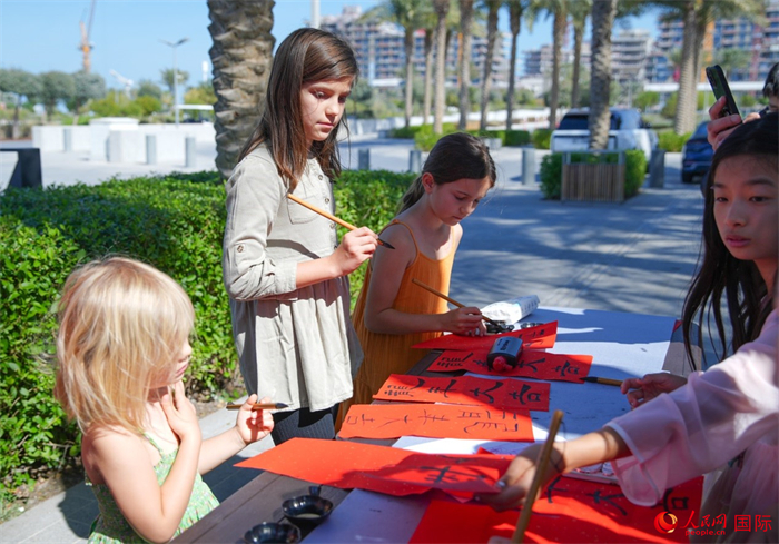 小朋友體驗書法創(chuàng)作。人民網(wǎng) 塔里克·易卜拉欣攝