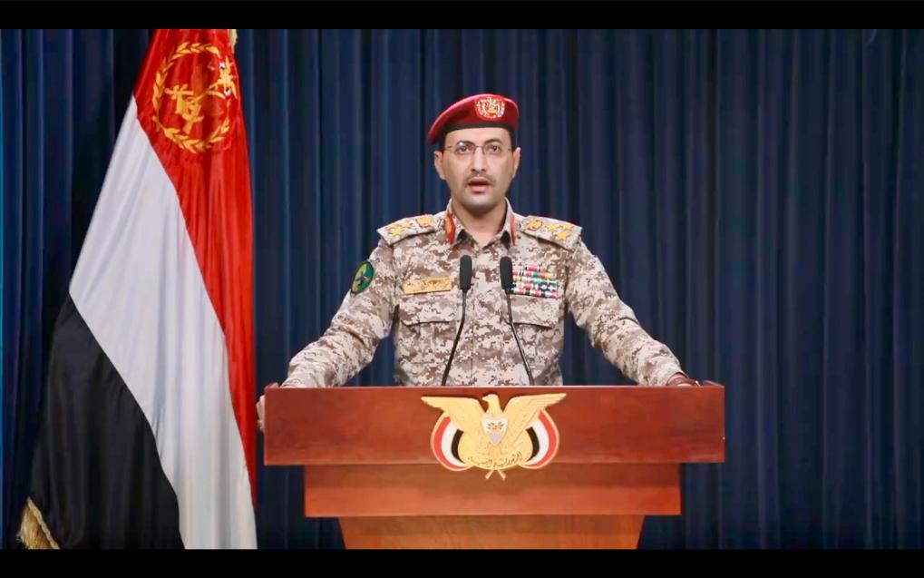 這張1月18日的視頻截圖顯示，也門(mén)胡塞武裝發(fā)言人葉海亞·薩雷亞發(fā)表聲明。新華社發(fā)