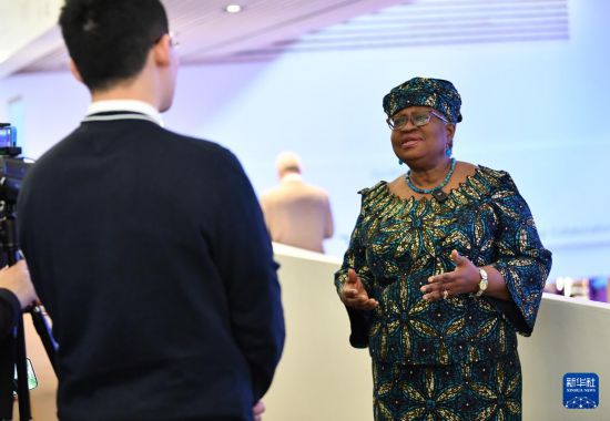 1月18日，世界貿(mào)易組織總干事伊維拉在瑞士達(dá)沃斯舉行的世界經(jīng)濟(jì)論壇2024年年會期間接受新華社記者專訪。新華社記者 連漪 攝