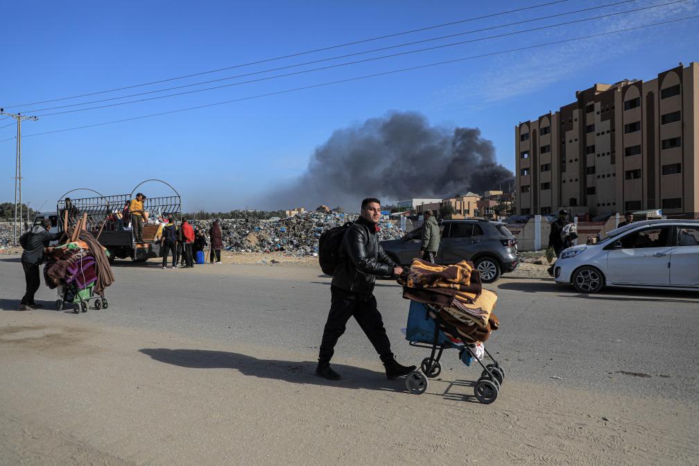 1月22日，在加沙地帶南部城市汗尤尼斯，人們逃離家園。新華社發(fā)（里澤克·阿卜杜勒賈瓦德攝）