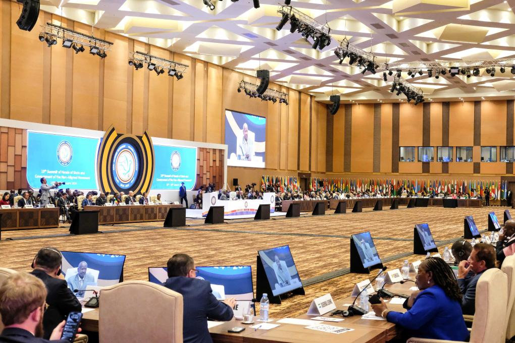 這是1月19日在烏干達(dá)首都坎帕拉拍攝的不結(jié)盟運動第19次峰會開幕式現(xiàn)場。新華社發(fā)（阿佳拉·納瓦達(dá)攝）