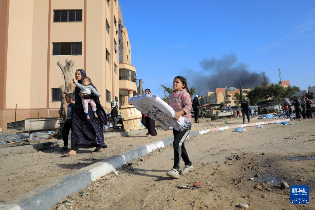 1月22日，加沙地帶南部城市汗尤尼斯遭到以軍攻擊后升起濃煙。新華社發(fā)（里澤克·阿卜杜勒賈瓦德攝）