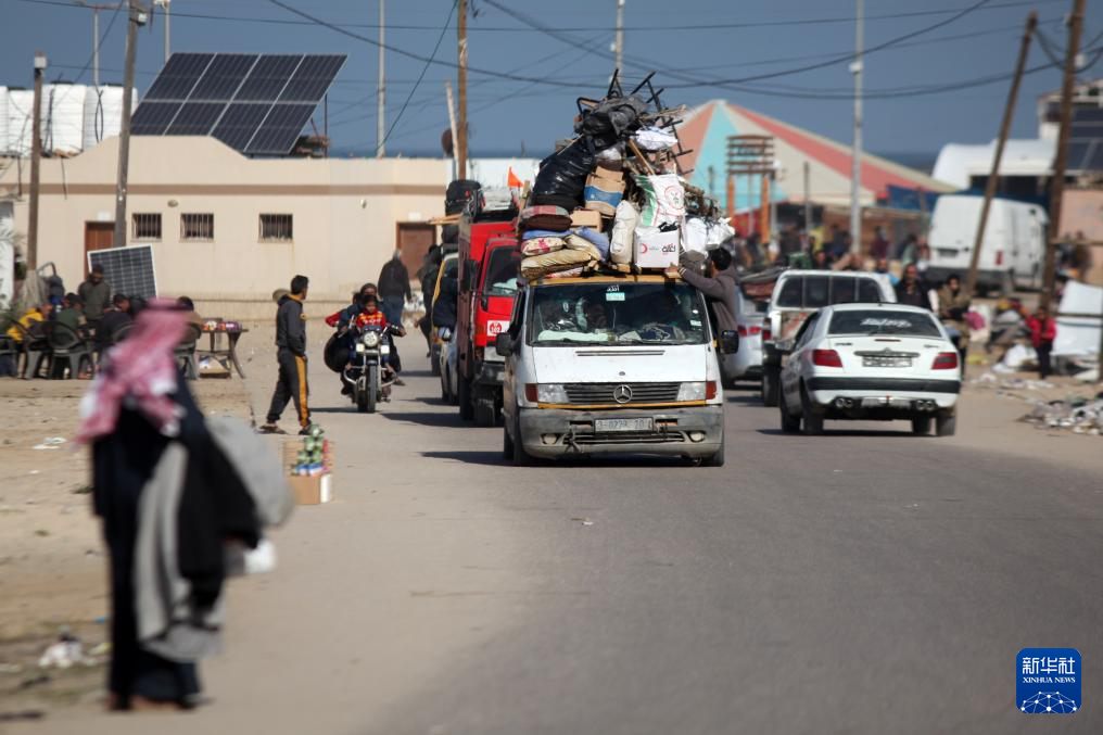 1月22日，在加沙地帶南部城市汗尤尼斯，人們逃離家園。新華社發(fā)（里澤克·阿卜杜勒賈瓦德攝）