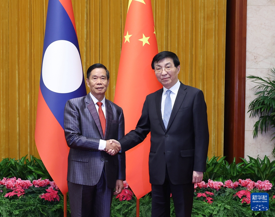 1月22日，中共中央政治局常委、全國政協(xié)主席王滬寧在北京會(huì)見老撾人民革命黨中央政治局委員、建國陣線中央委員會(huì)主席辛拉馮。新華社記者 王曄 攝