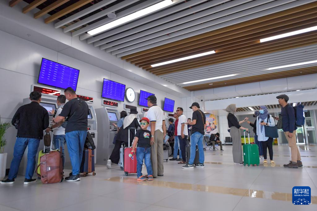 1月24日，在印度尼西亞雅加達哈利姆站，乘客使用自助取票機。新華社記者 徐欽 攝