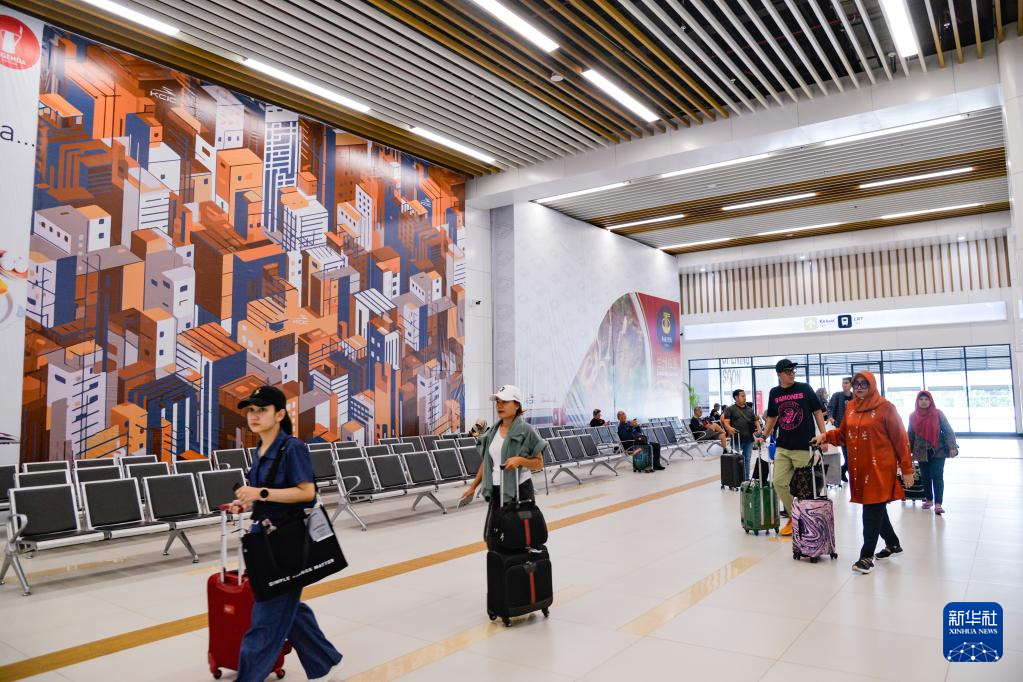 1月24日，在印度尼西亞雅加達哈利姆站，乘客在候車大廳內(nèi)行走。新華社記者 徐欽 攝