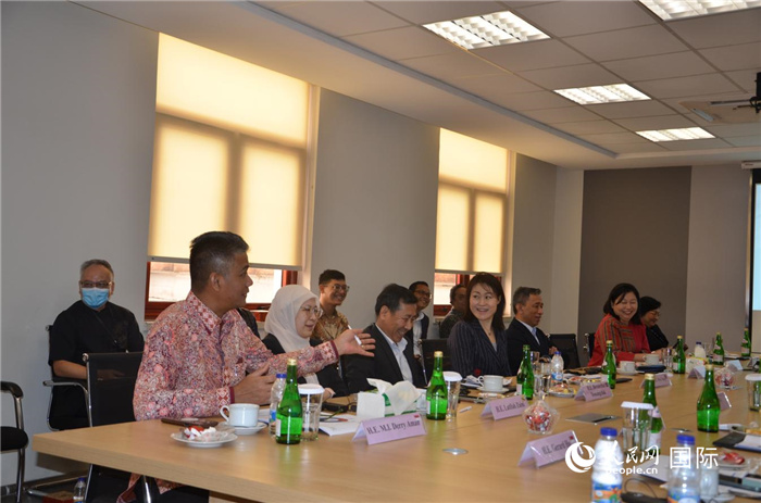 參訪嘉賓與五菱印尼公司負(fù)責(zé)人交流。人民網(wǎng)記者 李培松攝