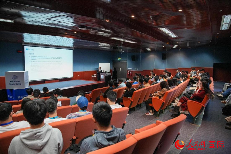 圖為23日，中國(guó)學(xué)生在聽(tīng)取講座。人民網(wǎng)塔里克·易卜拉欣攝