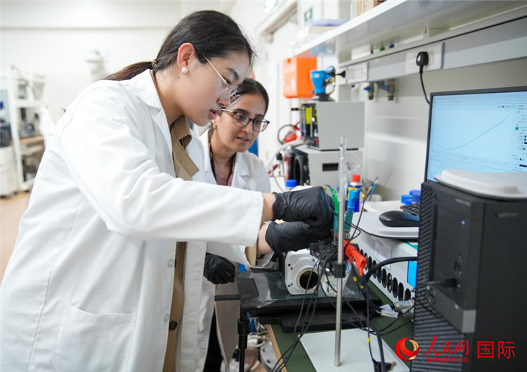 中國(guó)學(xué)生（左一）在嘗試操作電解水實(shí)驗(yàn)。人民網(wǎng)塔里克·易卜拉欣攝