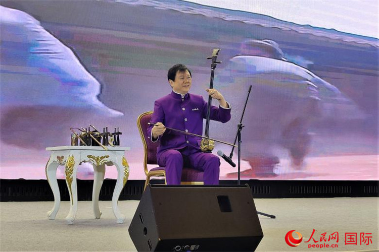 二胡演奏家、國家一級演員王之輝演奏《新春樂》。人民網(wǎng)記者 于宏建攝