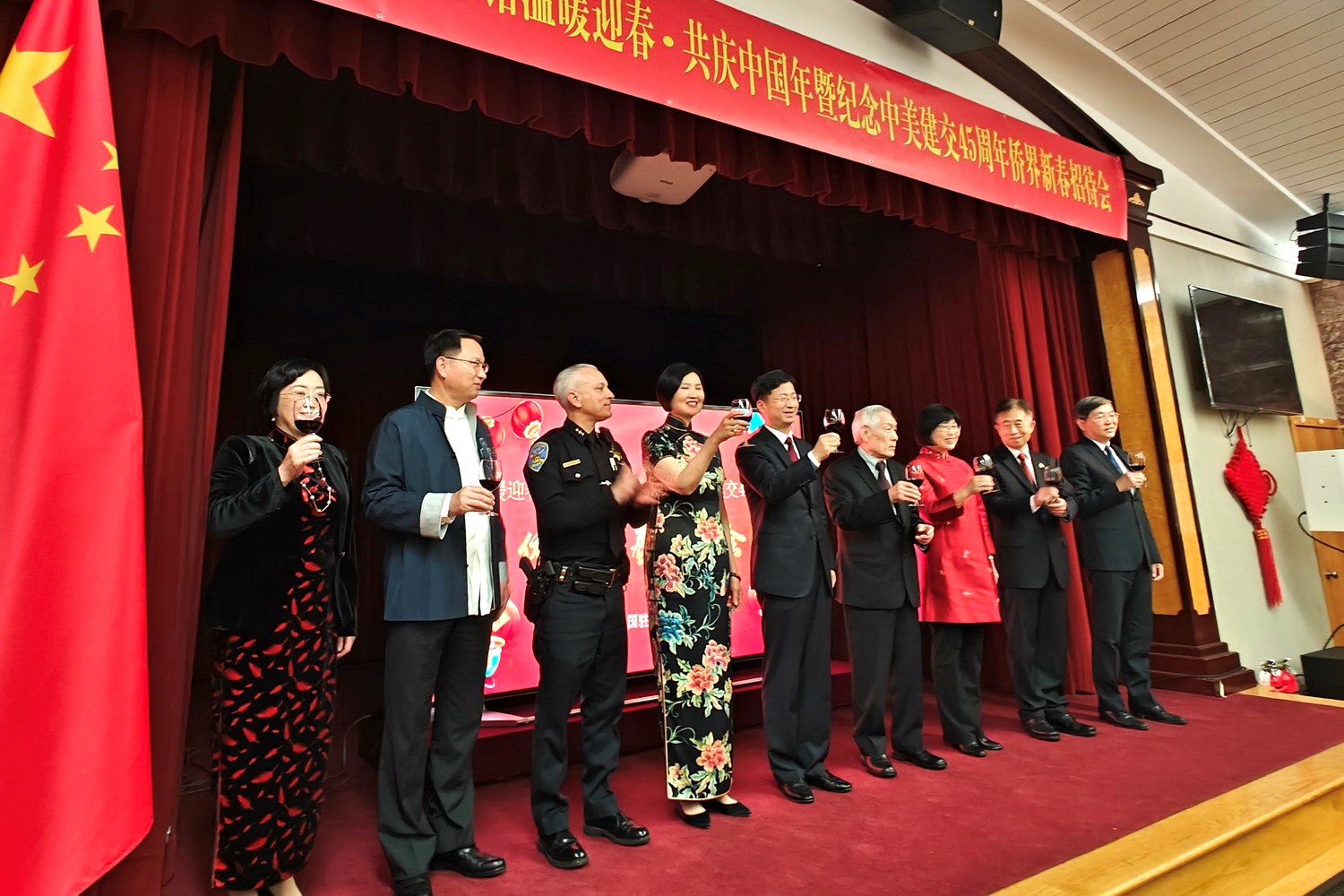 僑胞代表與駐舊金山總領(lǐng)館官員合影。主辦方供圖