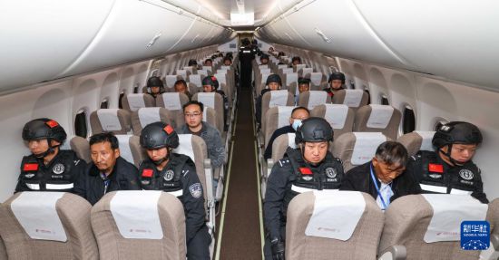 1月30日，白所成、白應(yīng)蒼、魏懷仁、劉正祥、劉正茂、徐老發(fā)等10名緬北重大犯罪嫌疑人在被押解回國(guó)的飛機(jī)上。新華社記者 殷剛 攝
