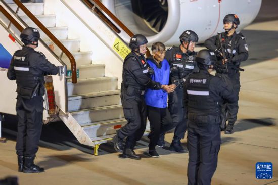1月30日，在云南昆明長(zhǎng)水機(jī)場(chǎng)，緬北重大犯罪嫌疑人白所成被我公安機(jī)關(guān)成功押解回國(guó)。新華社記者 殷剛 攝