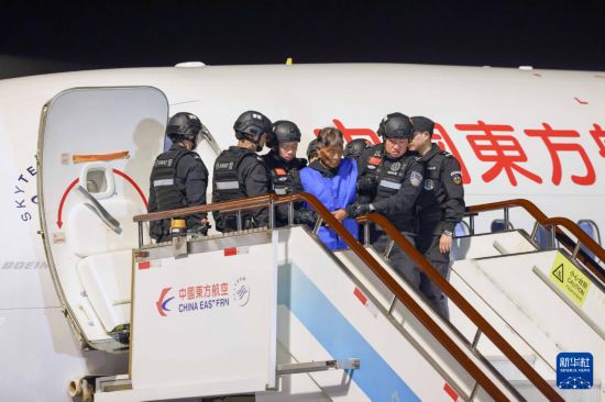1月30日，在云南昆明長(zhǎng)水機(jī)場(chǎng)，緬北重大犯罪嫌疑人白所成被我公安機(jī)關(guān)成功押解回國(guó)。新華社記者 殷剛 攝