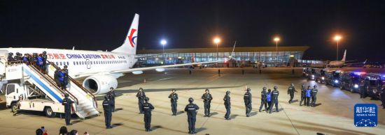1月30日，在云南昆明長(zhǎng)水機(jī)場(chǎng)，白所成、白應(yīng)蒼、魏懷仁、劉正祥、劉正茂、徐老發(fā)等10名緬北重大犯罪嫌疑人被我公安機(jī)關(guān)成功押解回國(guó)。新華社記者 殷剛 攝