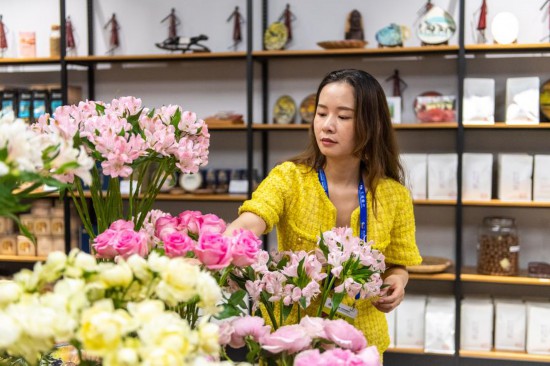 2023年7月1日，在位于湖南省長沙市的湖南高橋大市場，中非經(jīng)貿博覽會常設展館展區(qū)肯尼亞館工作人員在整理產(chǎn)自非洲的鮮花。新華社記者 陳思汗 攝