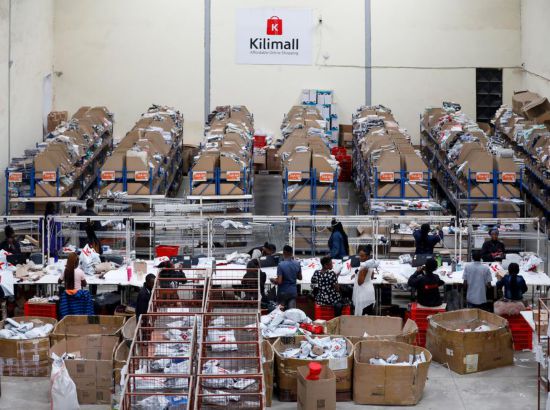 2023年11月11日，在肯尼亞姆洛隆戈，Kilimall員工在倉庫內工作。新華社記者 李亞輝 攝
