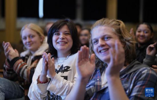 1月30日，在美國華盛頓州塔科馬市林肯中學(xué)，將于3月啟程赴華交流的林肯中學(xué)12年級學(xué)生蒙特塞拉特·羅梅羅-羅查（中）參加美國中學(xué)生赴華交流歡送儀式。新華社記者 吳曉凌 攝