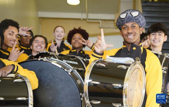 1月30日，在美國華盛頓州塔科馬市林肯中學(xué)，學(xué)校鼓樂隊(duì)準(zhǔn)備在美國中學(xué)生赴華交流歡送儀式上表演。新華社記者 吳曉凌 攝