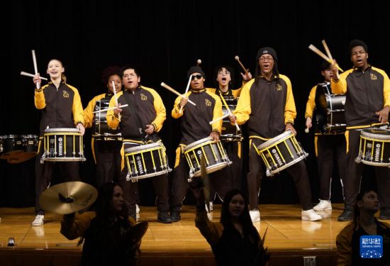 1月30日，在美國華盛頓州塔科馬市林肯中學(xué)，學(xué)校鼓樂隊(duì)在美國中學(xué)生赴華交流歡送儀式上表演。新華社記者 吳曉凌 攝