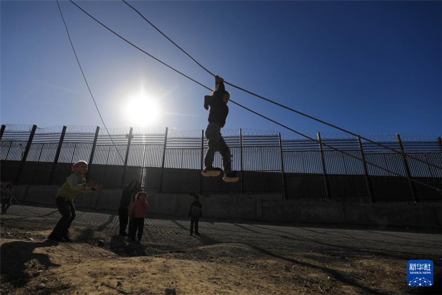 1月31日，在加沙地帶南部城市拉法同埃及邊境地區(qū)，巴勒斯坦兒童在玩耍。新華社發(fā)（亞西爾·庫迪攝）