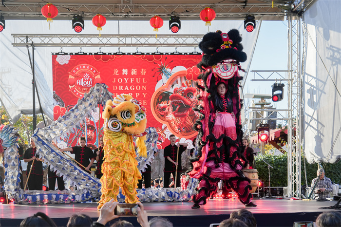 中國駐希臘大使館大使肖軍正與希方嘉賓為舞龍點(diǎn)睛。     希臘小朋友進(jìn)行舞龍舞獅表演?！吨邢r報》供圖