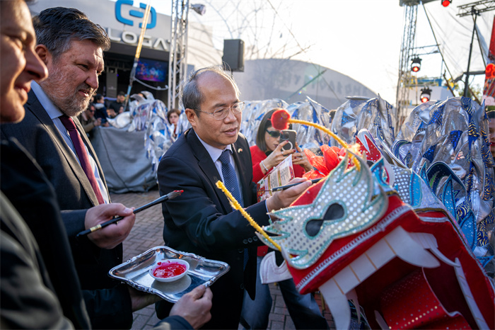中國駐希臘大使館大使肖軍正與希方嘉賓為舞龍點(diǎn)睛?！吨邢r報》供圖