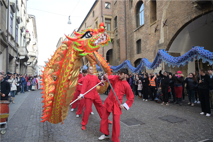 當?shù)匚湫g(shù)學(xué)院進行舞龍表演。張錫琪攝