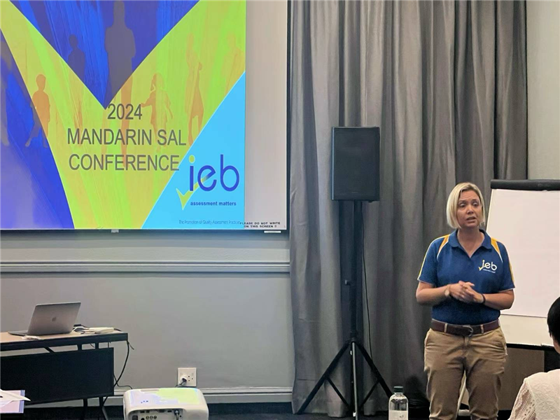 羅賓·莫瓦特女士對(duì)2023年“南非漢語高考”情況進(jìn)行數(shù)據(jù)分析總結(jié)。（圖片來源：南非中國文化和國際教育交流中心孔子課堂）