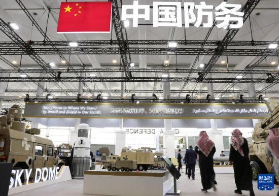 2月5日，在沙特阿拉伯利雅得，人們?cè)谥袊?guó)展區(qū)參觀。新華社記者 王東震 攝