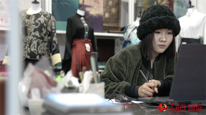 1月23日，在山東省菏澤市曹縣有愛云倉直播基地，張子晨正在設(shè)計(jì)漢服。 人民網(wǎng)記者 袁蒙攝