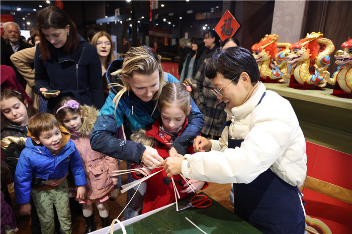 2024年“歡樂春節(jié)”《閩南風(fēng)情》文藝演出和泉州非物質(zhì)文化遺產(chǎn)展演2月6日在塞爾維亞斯梅代雷沃文化中心舉行。圖為當(dāng)?shù)孛癖婓w驗中國非遺手工藝。 貝爾格萊德中國文化中心供圖