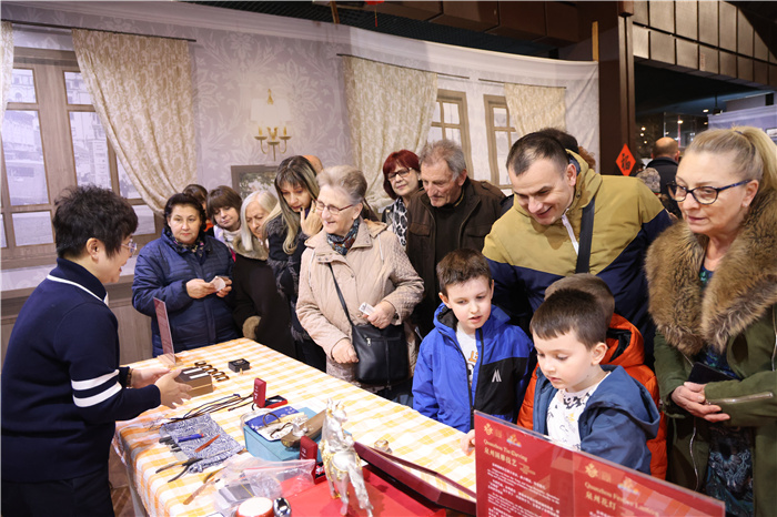 2024年“歡樂春節(jié)”《閩南風(fēng)情》文藝演出和泉州非物質(zhì)文化遺產(chǎn)展演2月6日在塞爾維亞斯梅代雷沃文化中心舉行。圖為當(dāng)?shù)孛癖婓w驗中國非遺手工藝。 貝爾格萊德中國文化中心供圖