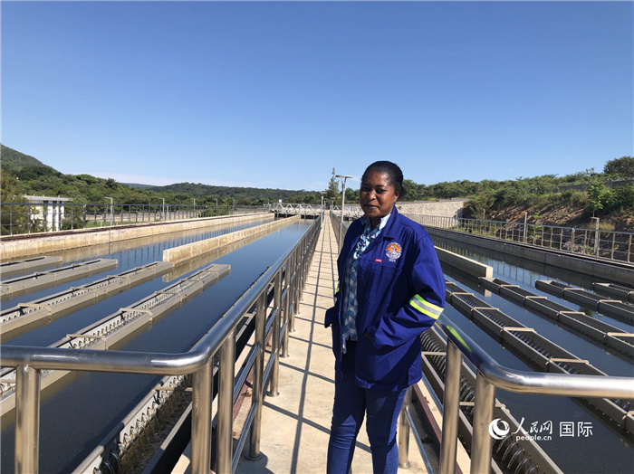 總經(jīng)理琳達(dá)在向記者介紹情況。人民網(wǎng)記者 黃培昭攝.