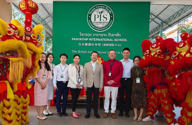 駐老撾使館臨時(shí)代辦王暢與白云碧國(guó)際學(xué)校校方、參會(huì)志愿者教師合影?；顒?dòng)主辦方供圖