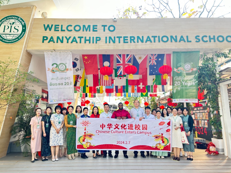 駐老撾使館政治處主任杜長(zhǎng)青與白云碧國(guó)際學(xué)校校方、參會(huì)志愿者教師合影。活動(dòng)主辦方供圖