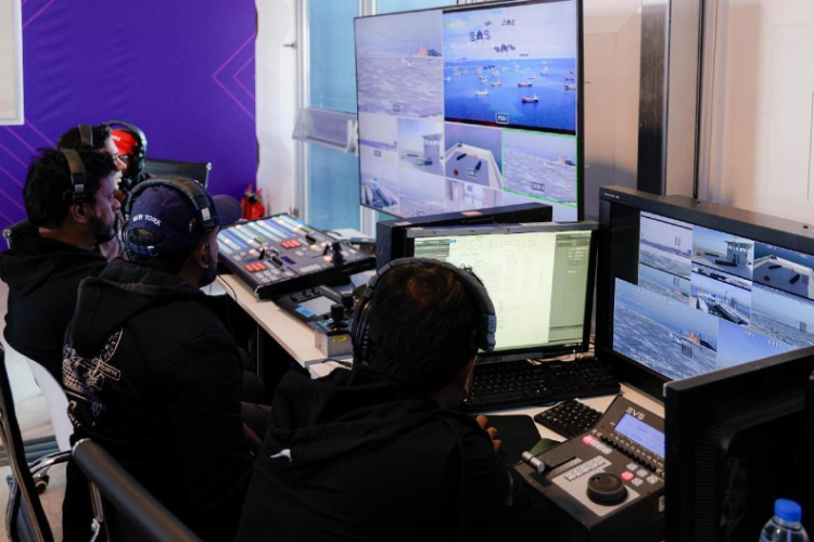 工作人員在監(jiān)控比賽。主辦方供圖