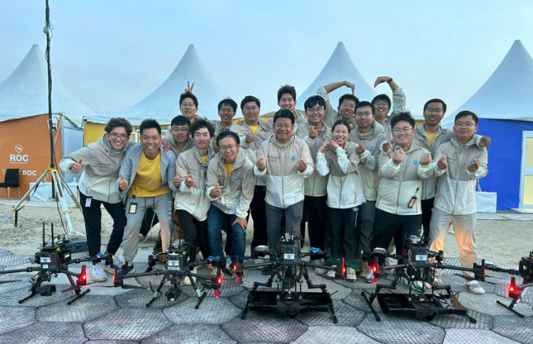 飛鷹隊(duì)部分隊(duì)員在賽后合影。北京理工大學(xué)供圖