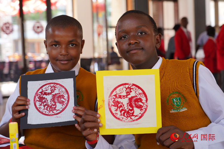 學(xué)生展示拓印作品。人民網(wǎng)記者 黃煒鑫攝