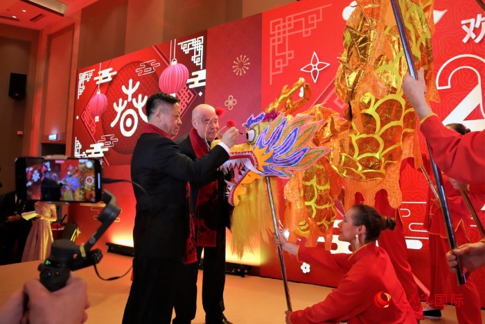 張漢暉（左）、施威特科（右）共同為彩龍點(diǎn)睛。于子恒攝