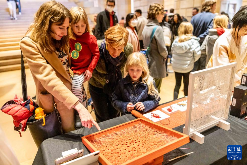 2月11日，參觀者在美國費城藝術(shù)博物館舉行的龍年迎新春活動上觀看刺繡作品。新華社發(fā)（周煥新攝）