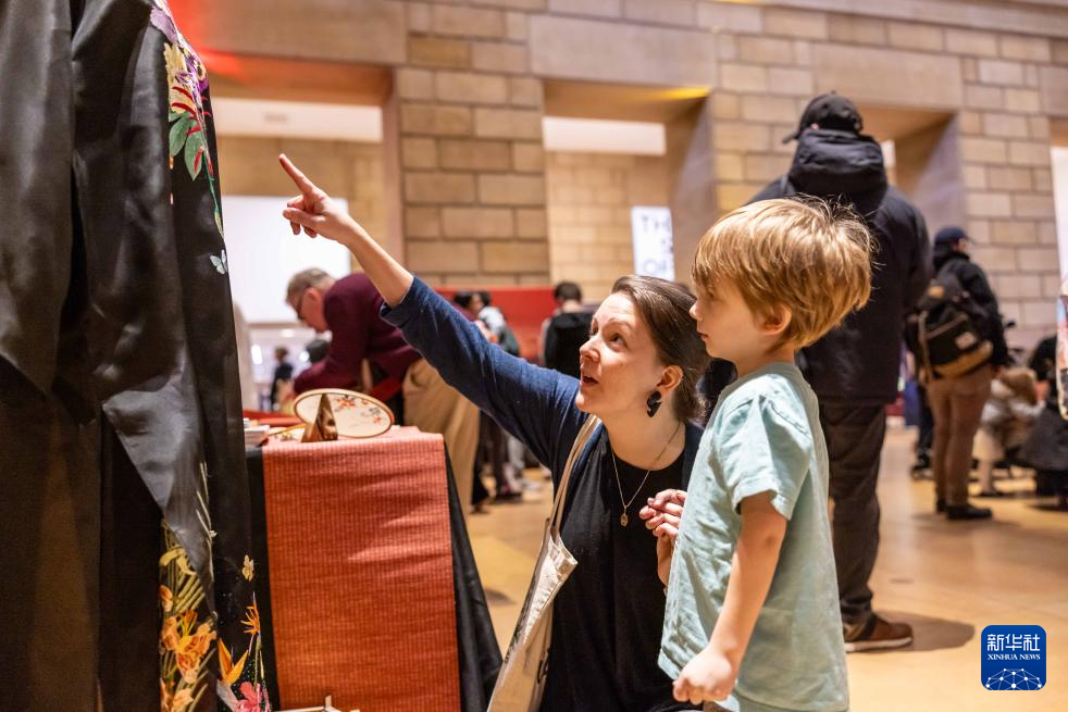 2月11日，參觀者在美國費城藝術(shù)博物館舉行的龍年迎新春活動上觀看中國傳統(tǒng)服飾。新華社發(fā)（周煥新攝）