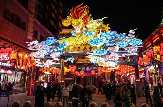 2月11日，游客在沈陽(yáng)中街游覽。春節(jié)期間，各地?zé)艋痂?、火?shù)銀花，呈現(xiàn)出一幕幕流光溢彩的視覺(jué)盛宴。（新華社記者潘昱龍攝）