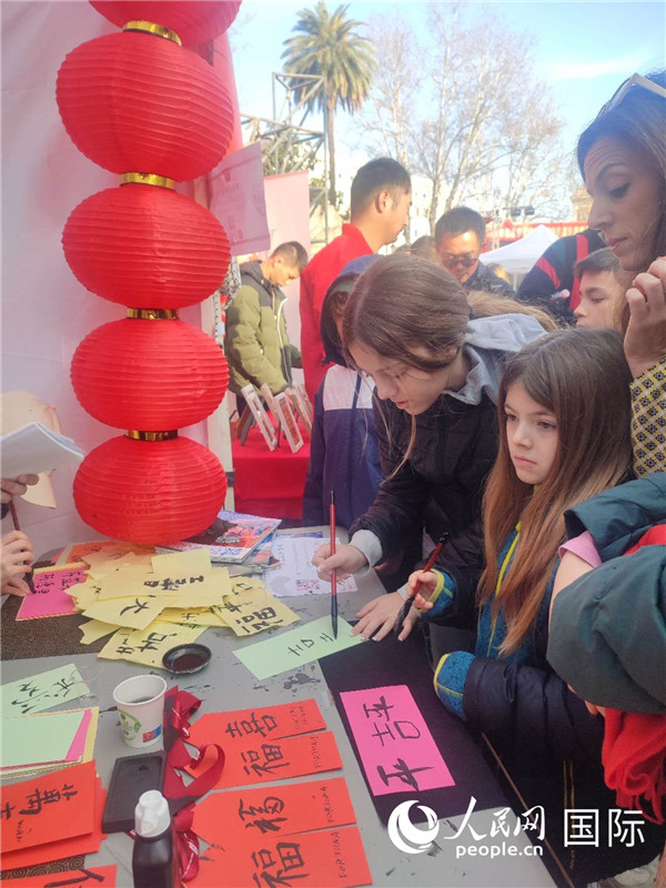 羅馬當(dāng)?shù)孛癖妼h字充滿興趣。人民網(wǎng)記者鄭彬攝