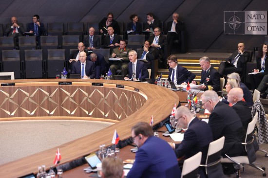 這是2月15日在比利時(shí)布魯塞爾拍攝的北約防長(zhǎng)會(huì)現(xiàn)場(chǎng)。為期一天的北約成員國(guó)國(guó)防部長(zhǎng)會(huì)議15日在比利時(shí)首都布魯塞爾結(jié)束。會(huì)議就加強(qiáng)北約的威懾和防御以及對(duì)烏克蘭的支持等問題展開討論。新華社記者趙丁喆攝