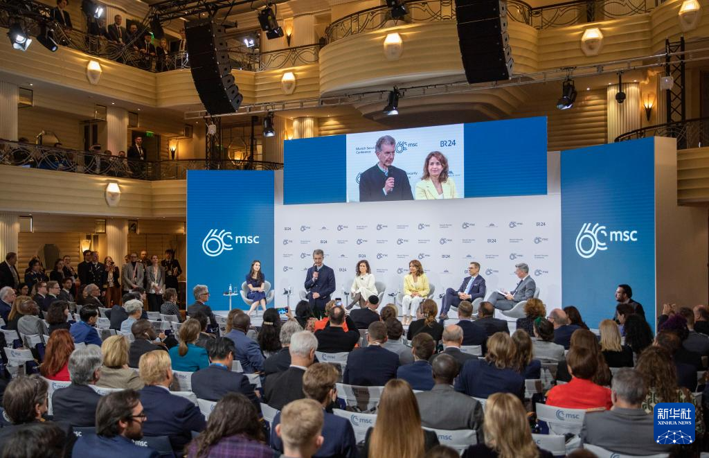 2月18日，慕安會(huì)主席克里斯托夫·霍伊斯根（中左二）在德國慕尼黑舉行的第60屆慕尼黑安全會(huì)議上發(fā)表閉幕致辭。新華社記者 張帆 攝