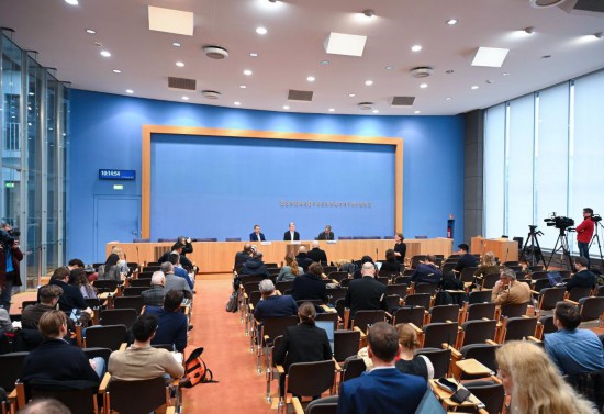 這是2月12日在德國柏林拍攝的《2024年慕尼黑安全報(bào)告》發(fā)布現(xiàn)場(chǎng)。新華社記者 任鵬飛 攝