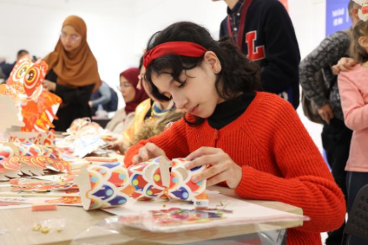 參與者在制作元宵彩燈。拉巴特中國文化中心供圖